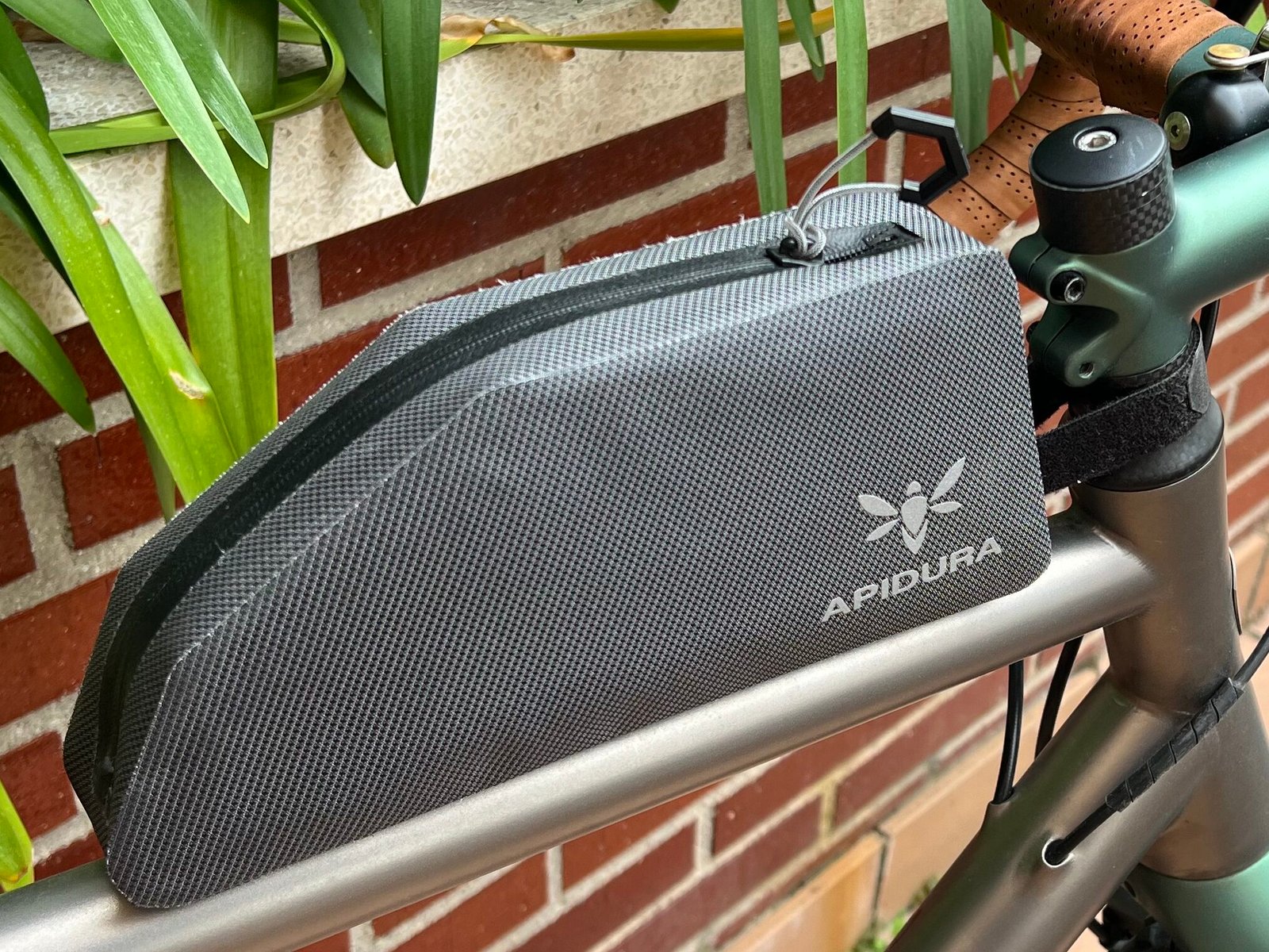 Apidura top tube bag bolt